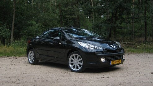 Het aanbod compacte coupe-cabriolets op de markt stijgt gestaag. Peugeot was er vroeg bij met de 206 CC, en dat bleek een schot in de roos. Gepast vervoer voor elk seizoen, zonder teveel concessies. O