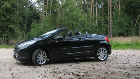 Het aanbod compacte coupe-cabriolets op de markt stijgt gestaag. Peugeot was er vroeg bij met de 206 CC, en dat bleek een schot in de roos. Gepast vervoer voor elk seizoen, zonder teveel concessies. O