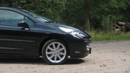 Het aanbod compacte coupe-cabriolets op de markt stijgt gestaag. Peugeot was er vroeg bij met de 206 CC, en dat bleek een schot in de roos. Gepast vervoer voor elk seizoen, zonder teveel concessies. O