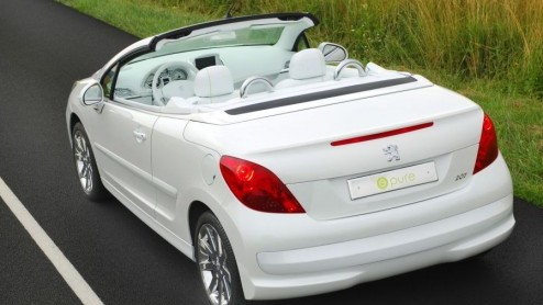Op de fotos is de 207 Epure te zien. Deze auto zal op de Autosalon van Parijs te zien zijn en laat zien dat Peugeot ver is in het ontwikkelen van een milieuvriendelijke auto.