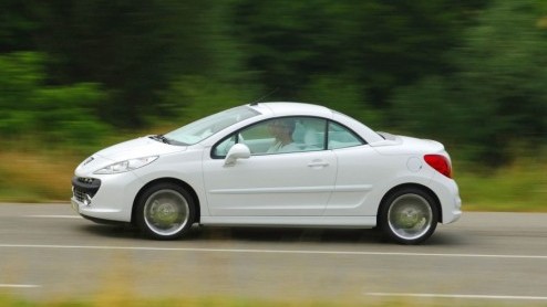 Op de fotos is de 207 Epure te zien. Deze auto zal op de Autosalon van Parijs te zien zijn en laat zien dat Peugeot ver is in het ontwikkelen van een milieuvriendelijke auto.