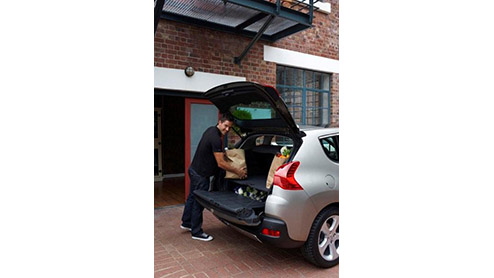 We hebben de Peugeot 3008 al eens ongecamoufleerd zien rondrijden. Ondertussen waren we in afwachting van berichtgeving door Peugeot. Vandaag is het dan zover, de Peugeot 3008 wordt tot in de puntjes