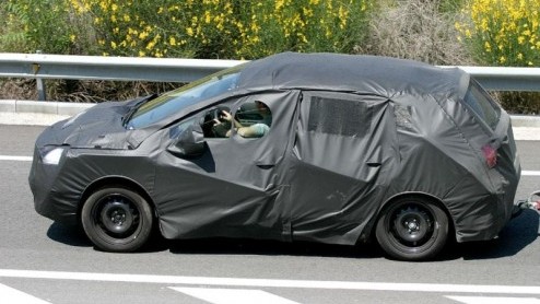 Het duurt nog even, maar zijn komst is hard nodig; de Peugeot 3008. Dit nieuwe ruimte-wonder wordt het antwoord op de eveneens nog niet geintroduceerde Renault Scenic en bestaande populaire pakezels.
