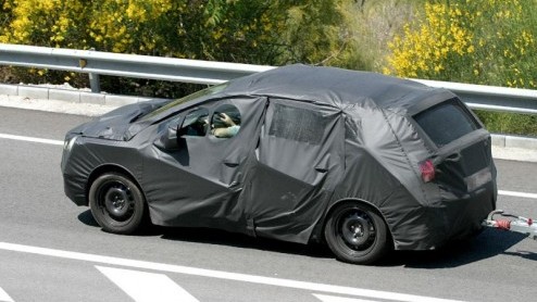 Het duurt nog even, maar zijn komst is hard nodig; de Peugeot 3008. Dit nieuwe ruimte-wonder wordt het antwoord op de eveneens nog niet geintroduceerde Renault Scenic en bestaande populaire pakezels.