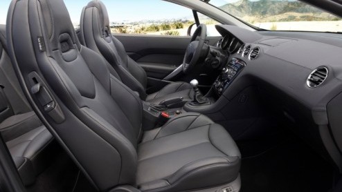 Na de komst van de 308 en 308 SW kan Peugeot niet achterblijven met haar populaire coupe-cabrioletmodellen. De Fransen komen nu met de 308 CC, die opnieuw voorzien is van de laatste moderniteiten en k