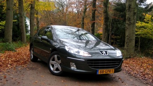 De Peugeot 407 kennen we sinds zijn komst in 2004 als een comfortabele en gestileerde Fransman, maar met een grote mond. Onlangs werd de middenklasser lichtjes onder handen genomen, waarbij naast subt