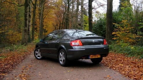 De Peugeot 407 kennen we sinds zijn komst in 2004 als een comfortabele en gestileerde Fransman, maar met een grote mond. Onlangs werd de middenklasser lichtjes onder handen genomen, waarbij naast subt