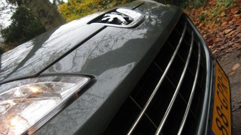 De Peugeot 407 kennen we sinds zijn komst in 2004 als een comfortabele en gestileerde Fransman, maar met een grote mond. Onlangs werd de middenklasser lichtjes onder handen genomen, waarbij naast subt
