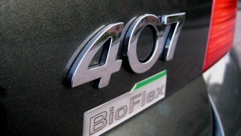 De Peugeot 407 kennen we sinds zijn komst in 2004 als een comfortabele en gestileerde Fransman, maar met een grote mond. Onlangs werd de middenklasser lichtjes onder handen genomen, waarbij naast subt