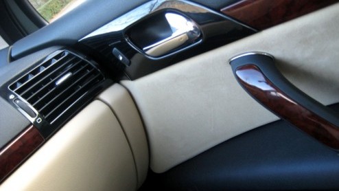 De Peugeot 407 kennen we sinds zijn komst in 2004 als een comfortabele en gestileerde Fransman, maar met een grote mond. Onlangs werd de middenklasser lichtjes onder handen genomen, waarbij naast subt