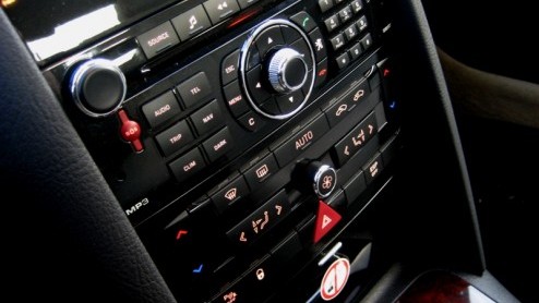 De Peugeot 407 kennen we sinds zijn komst in 2004 als een comfortabele en gestileerde Fransman, maar met een grote mond. Onlangs werd de middenklasser lichtjes onder handen genomen, waarbij naast subt