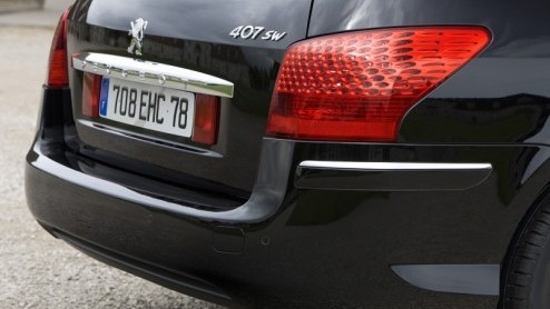 De Peugeot 407 heeft zoals we recent geleden konden laten zien een opfrisser gekregen. De populaire lease-leeuw kreeg een elegantere uitstraling en werd ook technisch verder verfijnd.