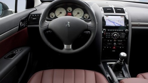De Peugeot 407 heeft zoals we recent geleden konden laten zien een opfrisser gekregen. De populaire lease-leeuw kreeg een elegantere uitstraling en werd ook technisch verder verfijnd.