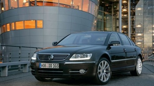 Onlangs konden we berichten dat Volkswagen haar vlaggenschip Phaeton heeft opgewaardeerd. Met subtiele exterieuraanpassingen, een nieuwe zuinigere V6 en high-tech opties als touchscreen infotainment e