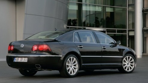 Vlaggenschip Volkswagen Phaeton is vernieuwd. Deze mastodont krijgt de beschikking over een nieuwe V6 en verfijnde TDI, opgewaardeerde infotainment en miniem gewijzigde looks.
