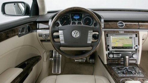 Vlaggenschip Volkswagen Phaeton is vernieuwd. Deze mastodont krijgt de beschikking over een nieuwe V6 en verfijnde TDI, opgewaardeerde infotainment en miniem gewijzigde looks.