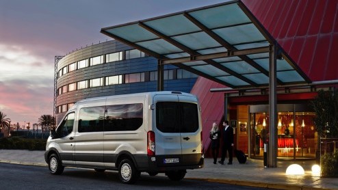 Ford Transit Minibus biedt plaats aan maximaal personen.