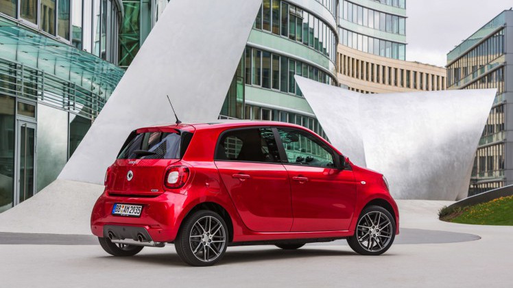 Prijzen, specificaties, uitvoeringen en rijtest van de smart BRABUS modellen de nieuwe fortwo BRABUS en forfour BRABUS met 109 pk sterke turbomotor.