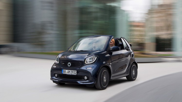 Prijzen, specificaties, uitvoeringen en rijtest van de smart BRABUS modellen de nieuwe fortwo BRABUS en forfour BRABUS met 109 pk sterke turbomotor.