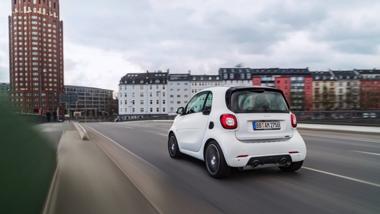 Prijzen, specificaties, uitvoeringen en rijtest van de smart BRABUS modellen de nieuwe fortwo BRABUS en forfour BRABUS met 109 pk sterke turbomotor.