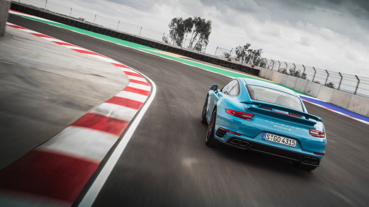 Autotest Porsche 911 Turbo S, het 2016 model trakteert op 580 pk, vierwielbesturing en oersnelle prestaties in een jas waar je ook door de weeks mee voor de dag kunt komen.