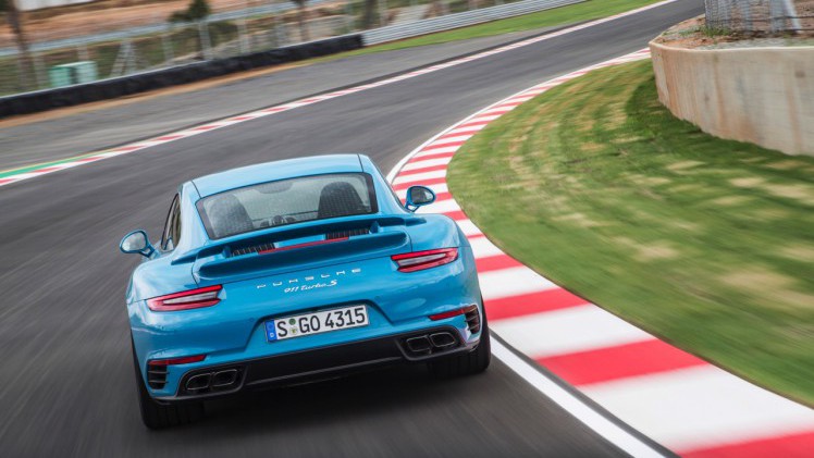 Autotest Porsche 911 Turbo S, het 2016 model trakteert op 580 pk, vierwielbesturing en oersnelle prestaties in een jas waar je ook door de weeks mee voor de dag kunt komen.