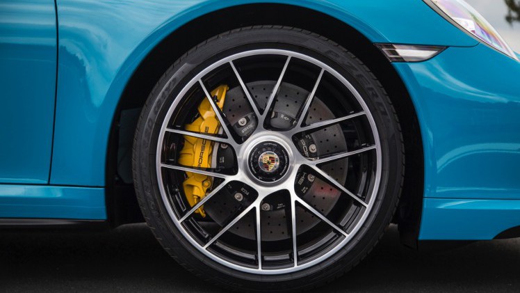 Autotest Porsche 911 Turbo S, het 2016 model trakteert op 580 pk, vierwielbesturing en oersnelle prestaties in een jas waar je ook door de weeks mee voor de dag kunt komen.
