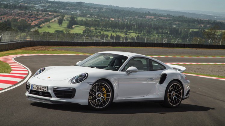 Autotest Porsche 911 Turbo S, het 2016 model trakteert op 580 pk, vierwielbesturing en oersnelle prestaties in een jas waar je ook door de weeks mee voor de dag kunt komen.