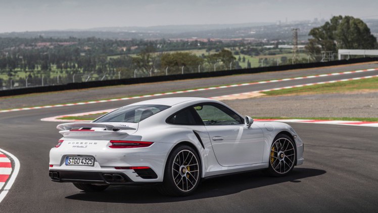 Autotest Porsche 911 Turbo S, het 2016 model trakteert op 580 pk, vierwielbesturing en oersnelle prestaties in een jas waar je ook door de weeks mee voor de dag kunt komen.