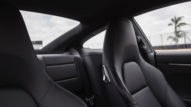 Autotest Porsche 911 Turbo S, het 2016 model trakteert op 580 pk, vierwielbesturing en oersnelle prestaties in een jas waar je ook door de weeks mee voor de dag kunt komen.
