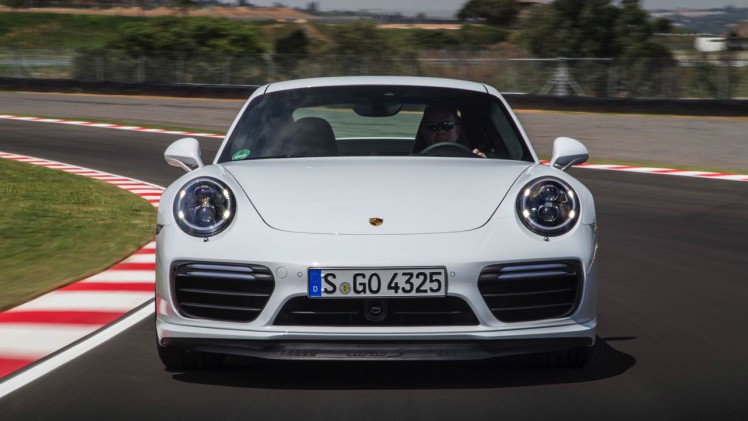 Autotest Porsche 911 Turbo S, het 2016 model trakteert op 580 pk, vierwielbesturing en oersnelle prestaties in een jas waar je ook door de weeks mee voor de dag kunt komen.