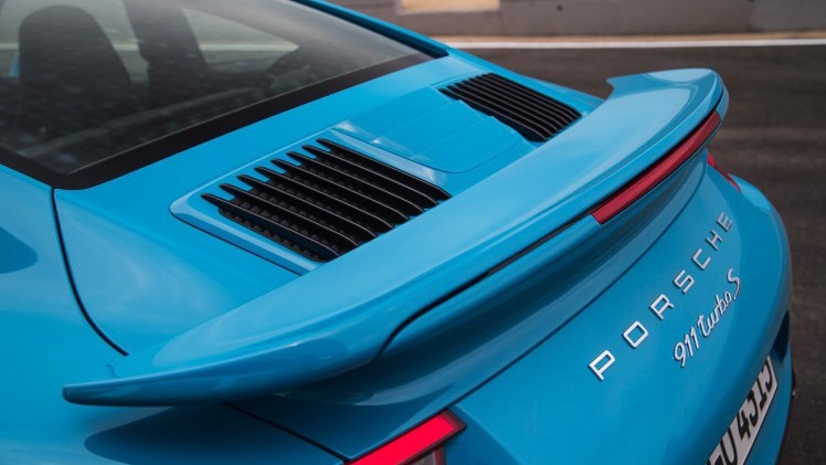 Autotest Porsche 911 Turbo S, het 2016 model trakteert op 580 pk, vierwielbesturing en oersnelle prestaties in een jas waar je ook door de weeks mee voor de dag kunt komen.