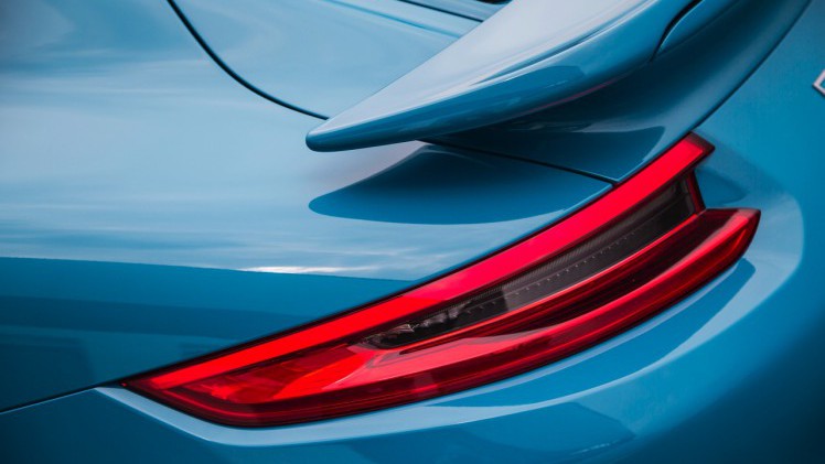 Autotest Porsche 911 Turbo S, het 2016 model trakteert op 580 pk, vierwielbesturing en oersnelle prestaties in een jas waar je ook door de weeks mee voor de dag kunt komen.