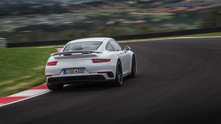 Autotest Porsche 911 Turbo S, het 2016 model trakteert op 580 pk, vierwielbesturing en oersnelle prestaties in een jas waar je ook door de weeks mee voor de dag kunt komen.