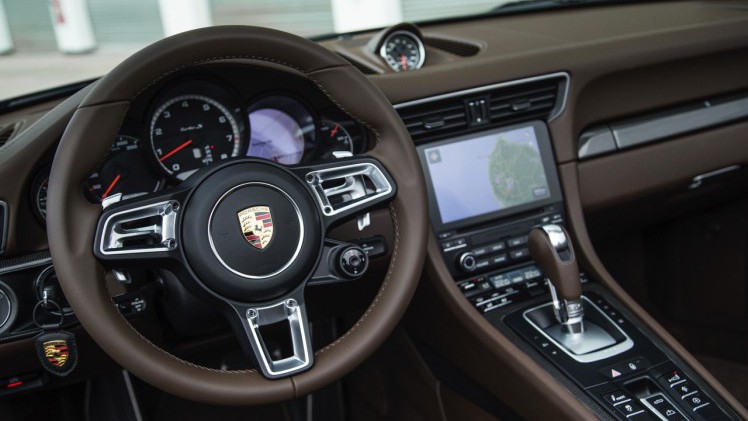 Autotest Porsche 911 Turbo S, het 2016 model trakteert op 580 pk, vierwielbesturing en oersnelle prestaties in een jas waar je ook door de weeks mee voor de dag kunt komen.