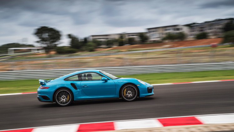 Autotest Porsche 911 Turbo S, het 2016 model trakteert op 580 pk, vierwielbesturing en oersnelle prestaties in een jas waar je ook door de weeks mee voor de dag kunt komen.