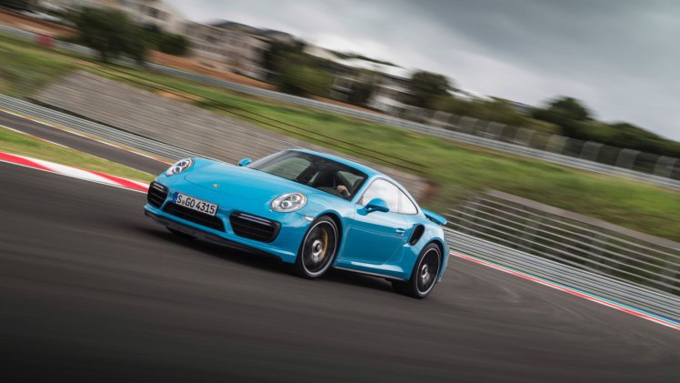 Autotest Porsche 911 Turbo S, het 2016 model trakteert op 580 pk, vierwielbesturing en oersnelle prestaties in een jas waar je ook door de weeks mee voor de dag kunt komen.