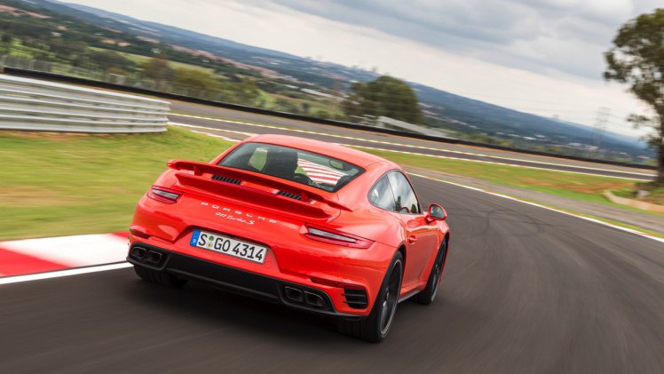 Autotest Porsche 911 Turbo S, het 2016 model trakteert op 580 pk, vierwielbesturing en oersnelle prestaties in een jas waar je ook door de weeks mee voor de dag kunt komen.