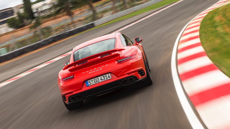Autotest Porsche 911 Turbo S, het 2016 model trakteert op 580 pk, vierwielbesturing en oersnelle prestaties in een jas waar je ook door de weeks mee voor de dag kunt komen.