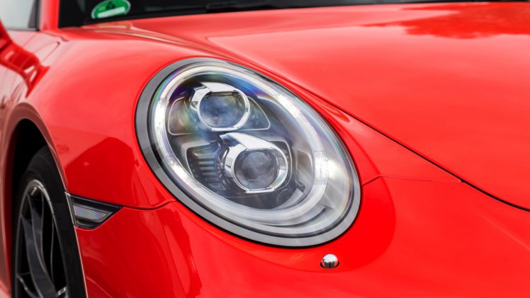 Autotest Porsche 911 Turbo S, het 2016 model trakteert op 580 pk, vierwielbesturing en oersnelle prestaties in een jas waar je ook door de weeks mee voor de dag kunt komen.