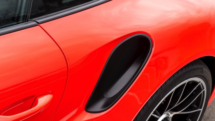 Autotest Porsche 911 Turbo S, het 2016 model trakteert op 580 pk, vierwielbesturing en oersnelle prestaties in een jas waar je ook door de weeks mee voor de dag kunt komen.