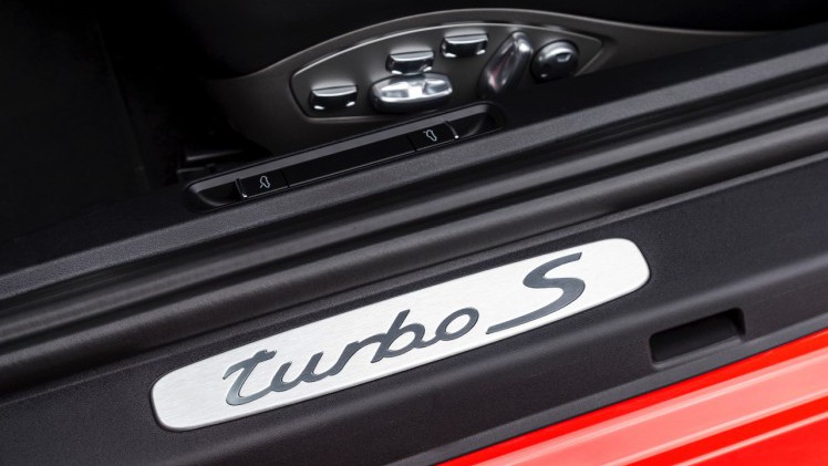Autotest Porsche 911 Turbo S, het 2016 model trakteert op 580 pk, vierwielbesturing en oersnelle prestaties in een jas waar je ook door de weeks mee voor de dag kunt komen.