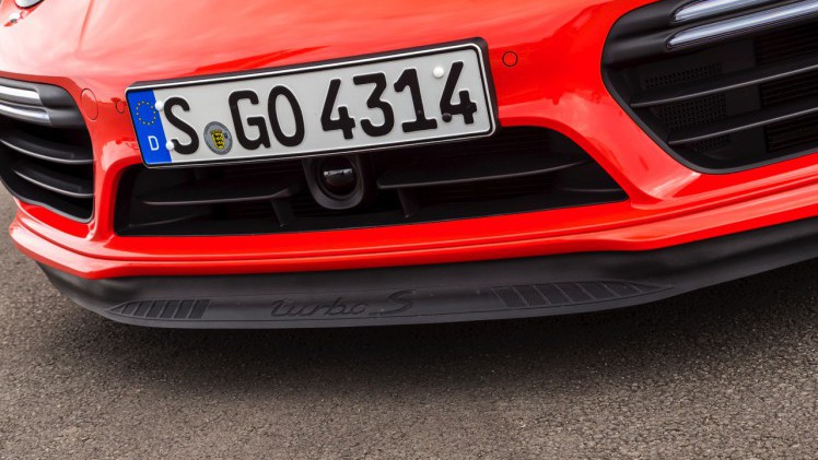 Autotest Porsche 911 Turbo S, het 2016 model trakteert op 580 pk, vierwielbesturing en oersnelle prestaties in een jas waar je ook door de weeks mee voor de dag kunt komen.