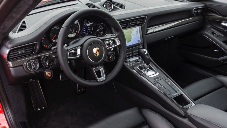 Autotest Porsche 911 Turbo S, het 2016 model trakteert op 580 pk, vierwielbesturing en oersnelle prestaties in een jas waar je ook door de weeks mee voor de dag kunt komen.