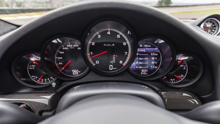 Autotest Porsche 911 Turbo S, het 2016 model trakteert op 580 pk, vierwielbesturing en oersnelle prestaties in een jas waar je ook door de weeks mee voor de dag kunt komen.