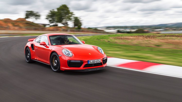 Autotest Porsche 911 Turbo S, het 2016 model trakteert op 580 pk, vierwielbesturing en oersnelle prestaties in een jas waar je ook door de weeks mee voor de dag kunt komen.