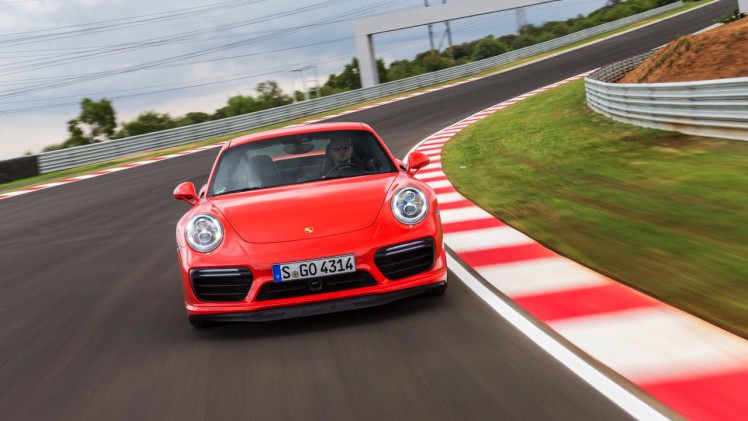 Autotest Porsche 911 Turbo S, het 2016 model trakteert op 580 pk, vierwielbesturing en oersnelle prestaties in een jas waar je ook door de weeks mee voor de dag kunt komen.