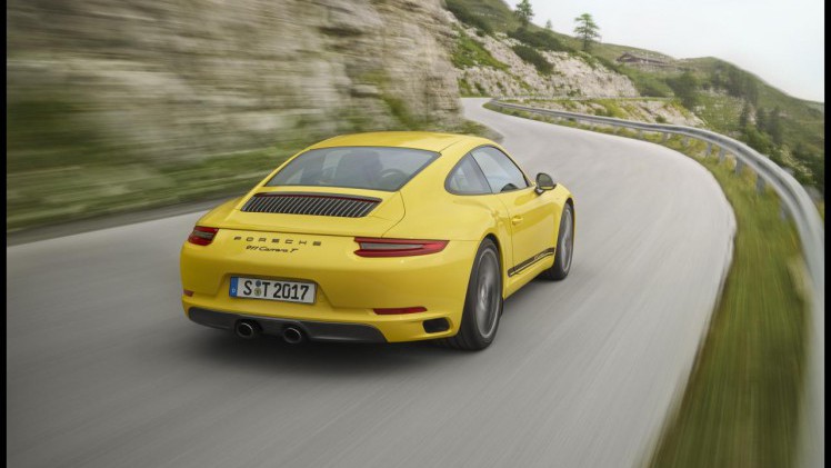 Porsche brengt een lichte variant van de 911 Carrera, de T-versie, waarbij de letter staat voor Touring. De auto brengt het rijplezier naar een meer puur niveau.