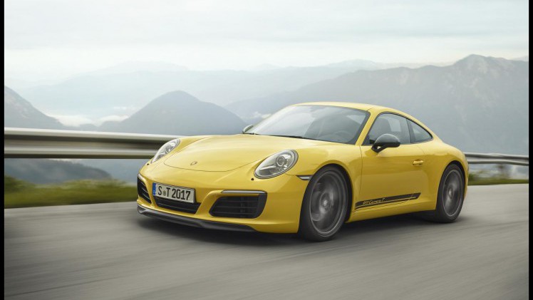 Porsche brengt een lichte variant van de 911 Carrera, de T-versie, waarbij de letter staat voor Touring. De auto brengt het rijplezier naar een meer puur niveau.