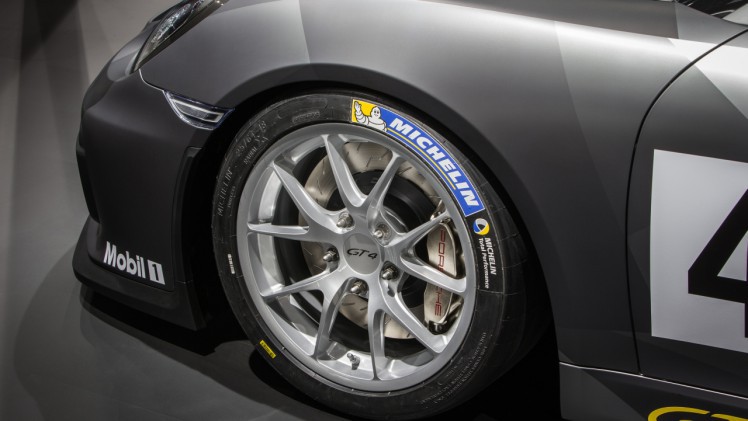 Porsche Cayman GT4 klaargestoomd op het circuit als Clubsport. Porsche presenteerde de circuittijger op de Los Angeles Motor Show.